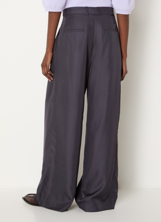 The Frankie Shop Mara Fluid mid waist wide fit pantalon met glanzende finish - achterkant 4 donkergrijs