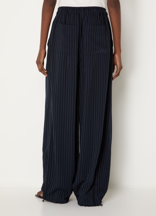 The Frankie Shop Oakdale mid waist balloon fit broek met steekzakken - achterkant donkerblauw