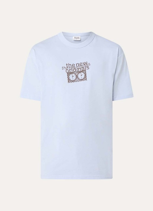 The New Originals Checkmate T-shirt met logo- en backprint - voorkant 3 lichtblauw