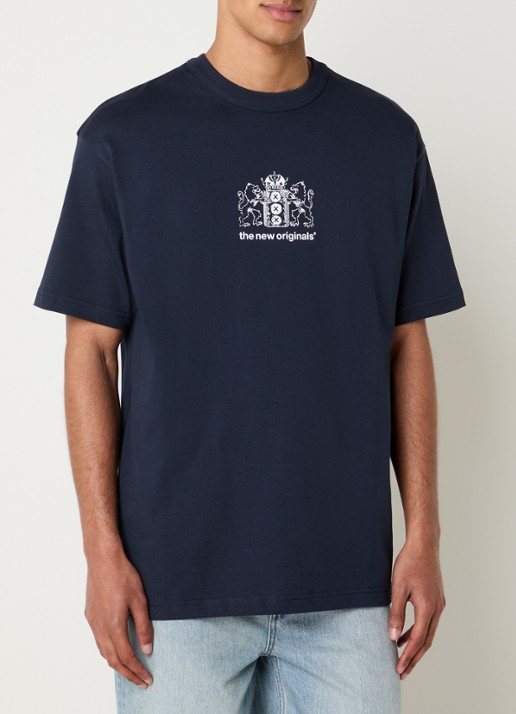 The New Originals Lion Speaker Tee met front- en backprint - achterkant donkerblauw
