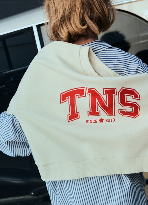 The New Society Tansy sweater met logoprint - detail 2 creme