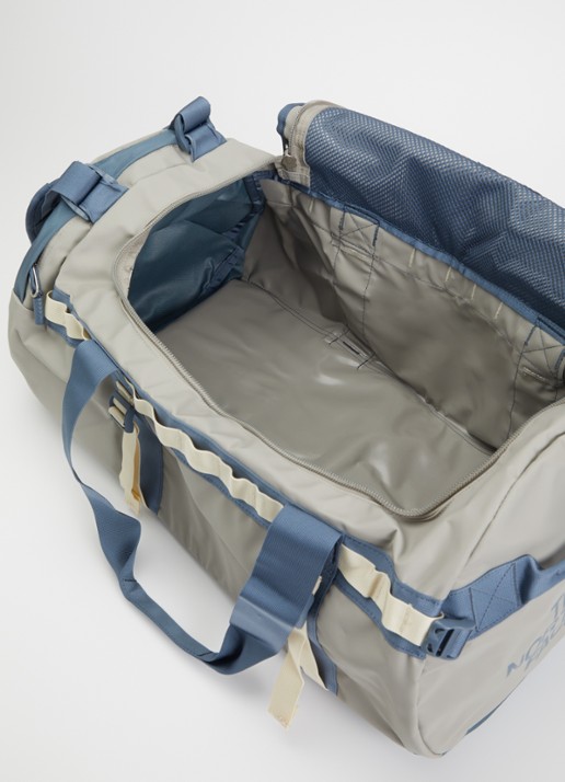 The North Face Base Camp Duffel M weekendtas met afneembare schouderriem - detail 2 blauwgrijs
