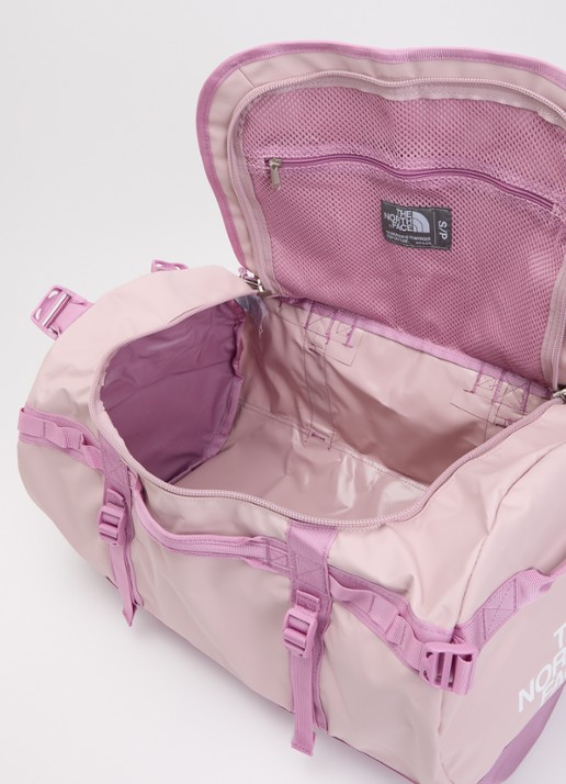 The North Face Base Camp Duffel S weekendtas met verstelbare schouderriem - detail roze