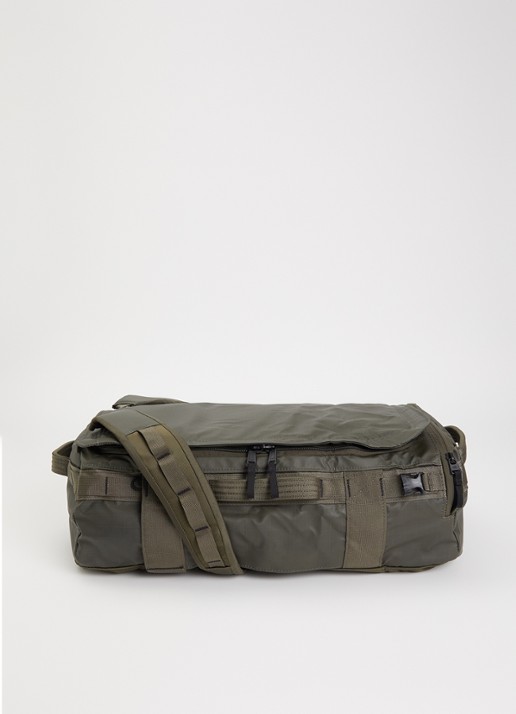 The North Face Base Camp Voyager 32L rugzak met 15 inch laptopvak - voorkant groen
