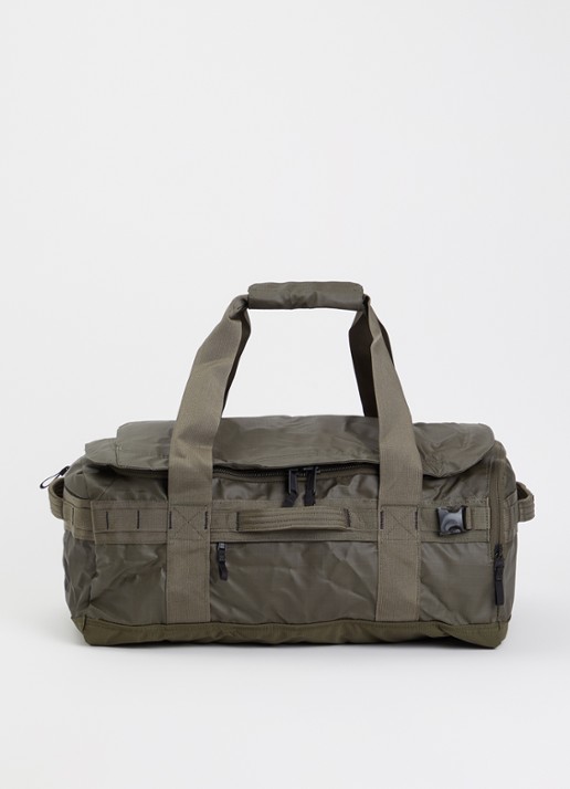 The North Face Base Camp Voyager 42L weekendtas met 15 inch laptopvak - voorkant 4 legergroen