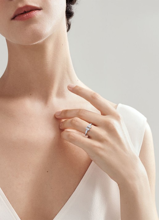 Tiffany & Co. Tiffany T Diamond Wire ring van 18 karaat witgoud met diamant 69837 - detail 3 undefined