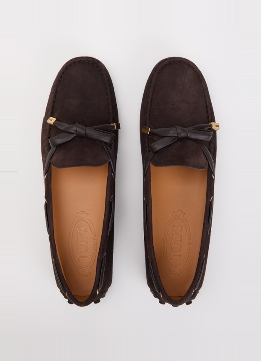 Tod's Gommino mocassin van suède - detail 3 donkerbruin