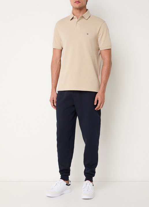 Tommy Hilfiger Core regular fit polo van piqué katoen met logoborduring - voorkant 4 sandalwood-rbt / bruin