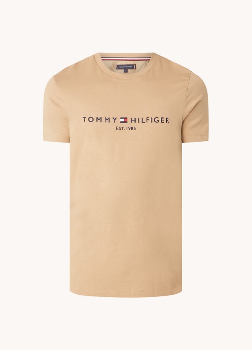 Tommy Hilfiger T-shirt met logoborduring  - voorkant classic khaki / beige