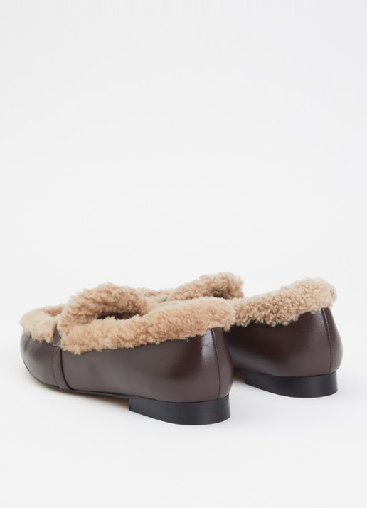 Toral Lily loafer van leer met schapenvacht - achterkant 5 chocoladebruin