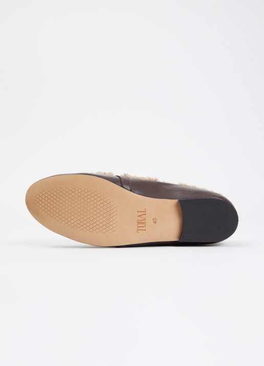 Toral Lily loafer van leer met schapenvacht - detail 3 chocoladebruin