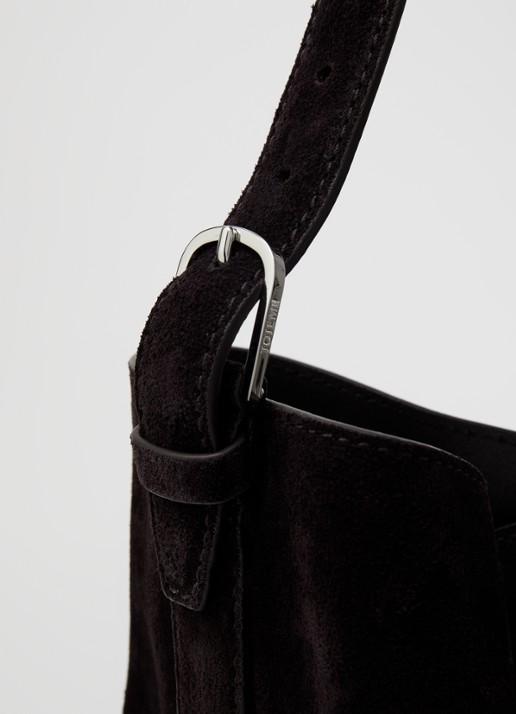 TOTEME Belted schoudertas van suède met verstelbare schouderriem  - detail 3 donkerbruin