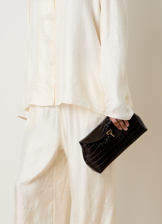TOTEME Clutch van kalfsleer met crocostructuur - voorkant 2 donkerbruin