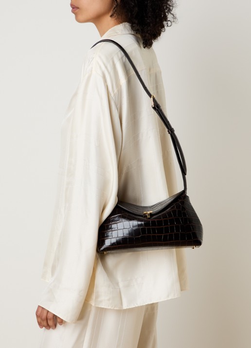 TOTEME Clutch van kalfsleer met crocostructuur - voorkant 3 donkerbruin