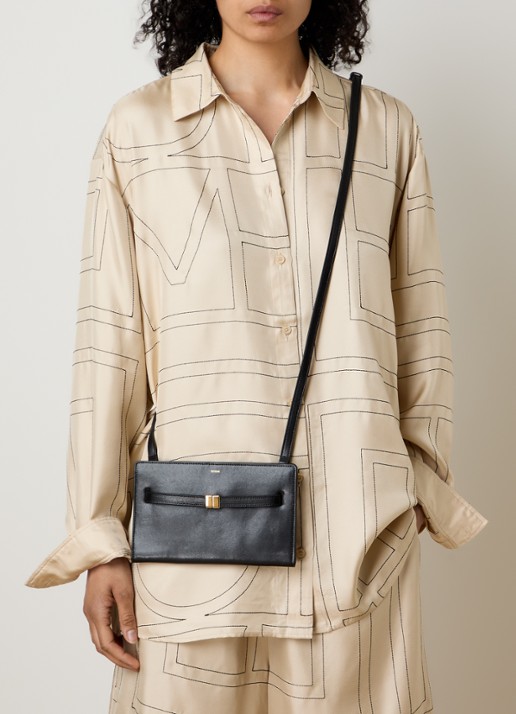 TOTEME Crossbody tas van kalfsleer en logo - voorkant 2 zwart