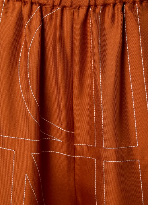 TOTEME High waist loose fit pantalon van zijde met logoborduring - detail 5 oranjebruin