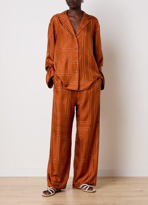 TOTEME High waist loose fit pantalon van zijde met logoborduring - voorkant 2 oranjebruin