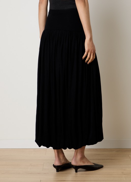 TOTEME High waist midi rok met plooien - achterkant zwart