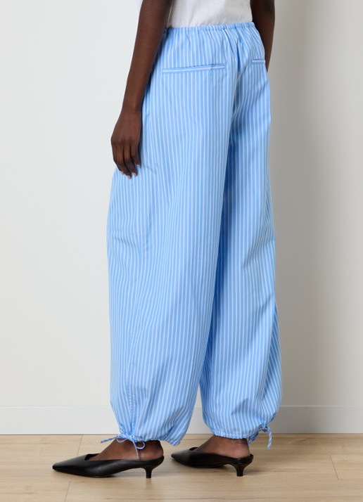 TOTEME High waist tapered fit broek met streepprint en gestrikt detail - achterkant 5 lichtblauw