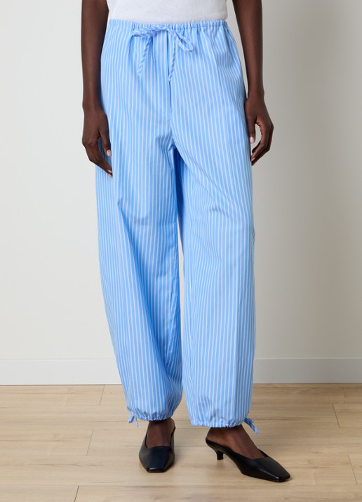 TOTEME High waist tapered fit broek met streepprint en gestrikt detail - detail 3 lichtblauw