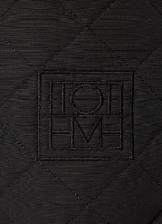 TOTEME Jas in  katoenblend met quilt patroon en logoborduring - detail 6 zwart