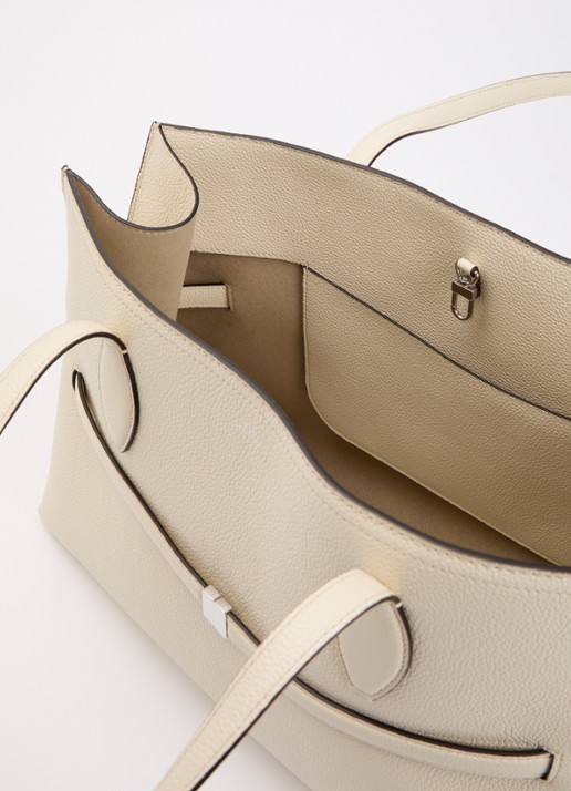 TOTEME Lounge schoudertas van leer - detail 2 creme