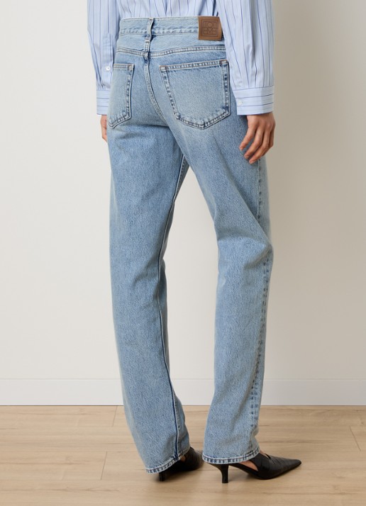 TOTEME Low waist straight leg jeans met lichte wassing - achterkant indigo