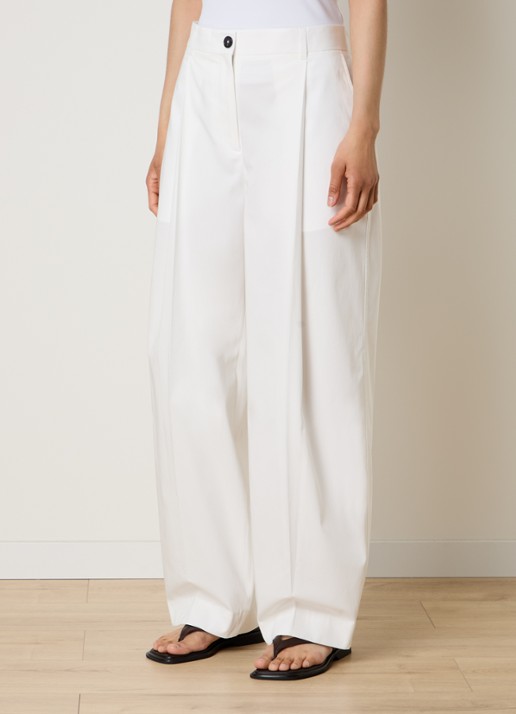 TOTEME Mid waist loose fit pantalon met plooi en steekzakken