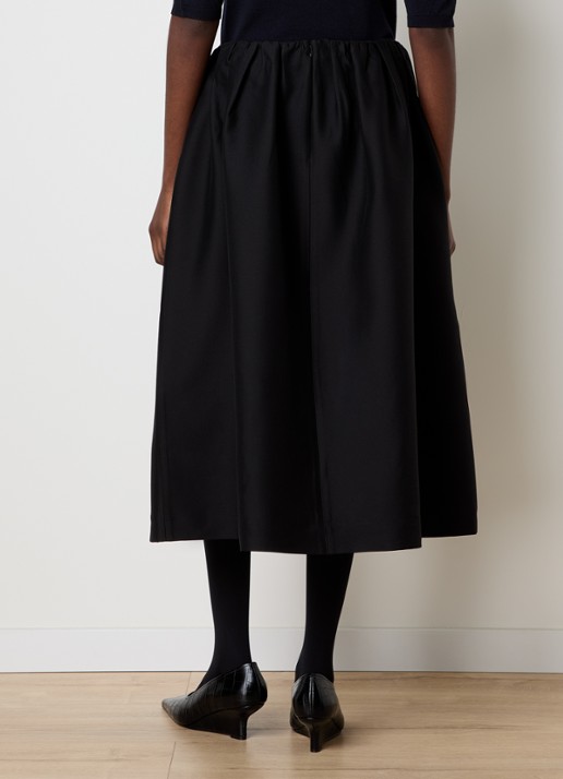 TOTEME Midi rok in zijdeblend met steekzakken - achterkant zwart
