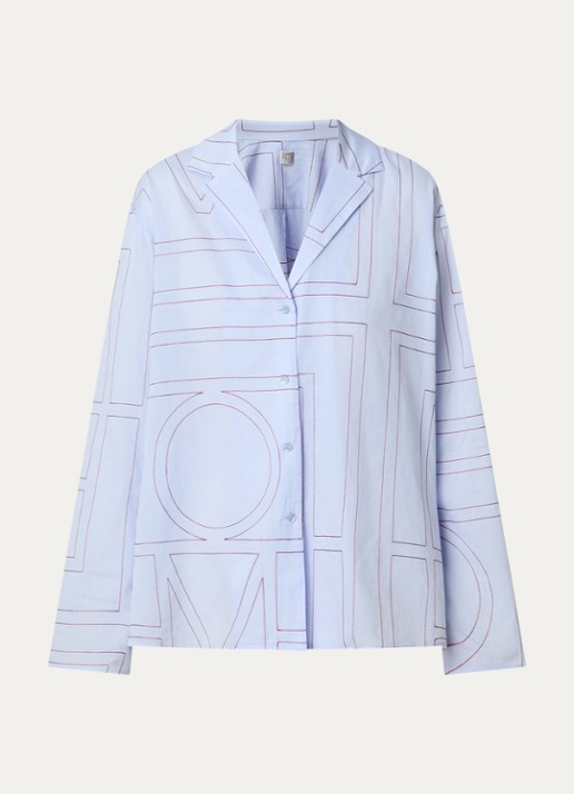 TOTEME Monogram blouse met logoborduring - voorkant lichtblauw