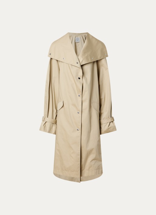 TOTEME Oversized trenchcoat met klepzakken en opstaande kraag - voorkant beige