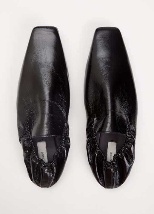 TOTEME Slip-on van lakleer - detail 4 zwart