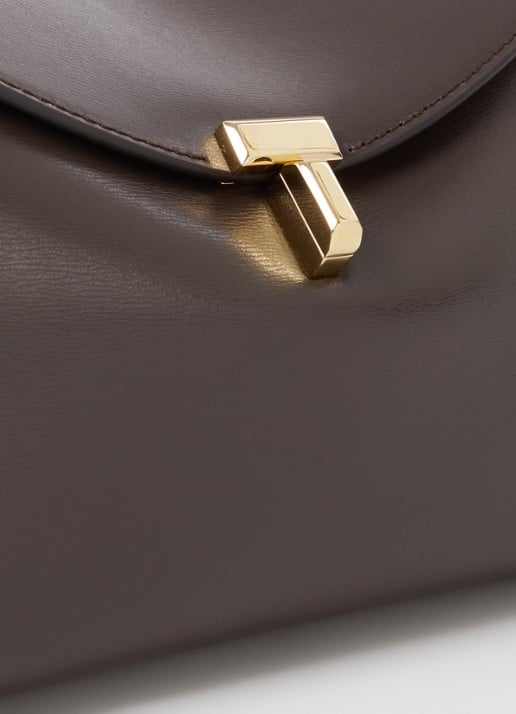 TOTEME T-Lock clutch van leer met afneembare schouderriem - detail 4 donkerbruin