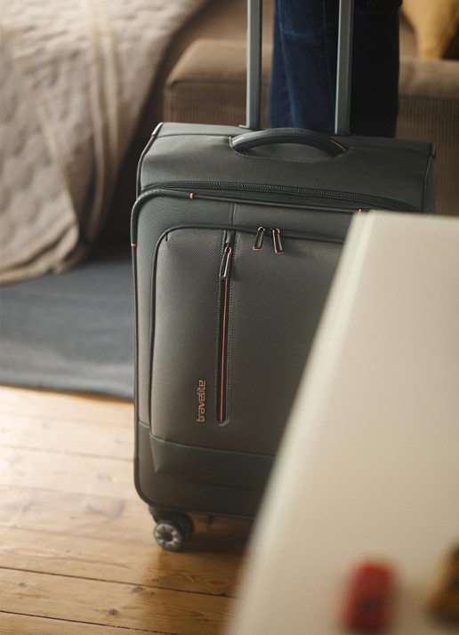 Travelite Crosslite 5.0 L vergrootbare spinner 77 cm - voorkant 4 olijfgroen