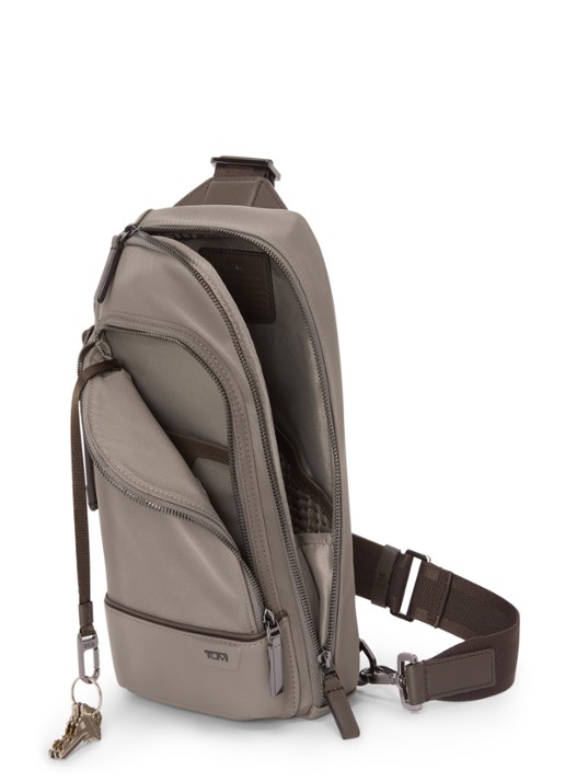 TUMI Gregory crossbodytas met leren details - achterkant taupe