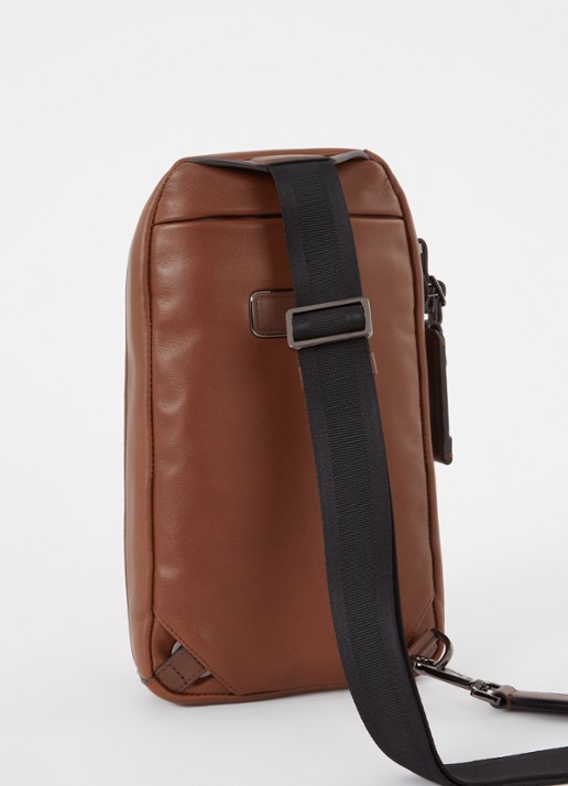 TUMI Harrison Gregory Sling crossbodytas van leer met verstelbare schouderband - achterkant 3 cognac