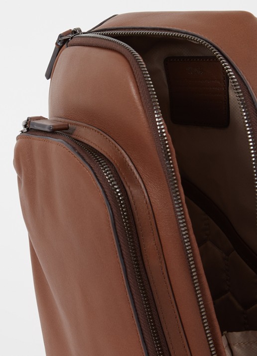 TUMI Harrison Gregory Sling crossbodytas van leer met verstelbare schouderband - detail 2 cognac