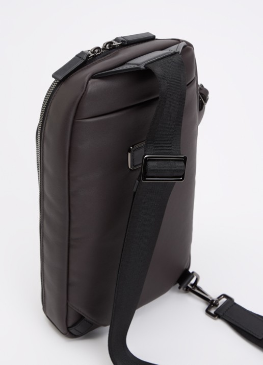 TUMI Harrison Gregory Sling crossbodytas van leer - achterkant 5 donkerbruin