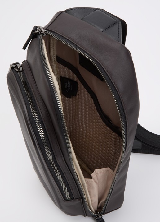TUMI Harrison Gregory Sling crossbodytas van leer - detail 2 donkerbruin