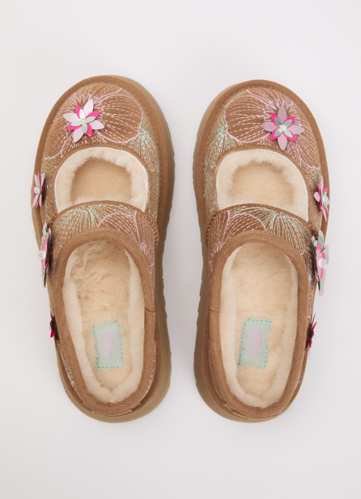 UGG Bea Mary Jane Meadow instapper van suède - detail 2 donkerbeige