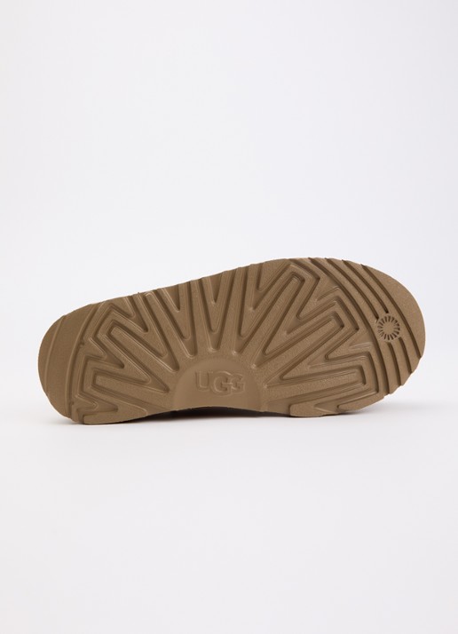 UGG Classic Micro instapper van suède - detail 2 hazelnootbruin