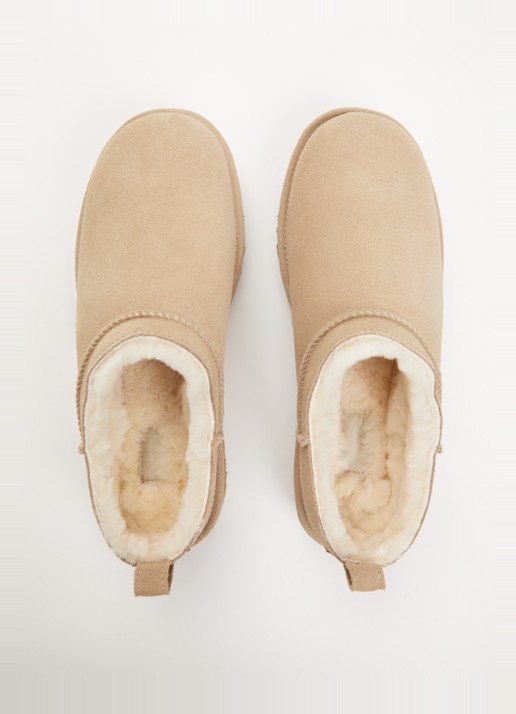 UGG Classic Micro instapper van suède - detail 2 donkerbeige