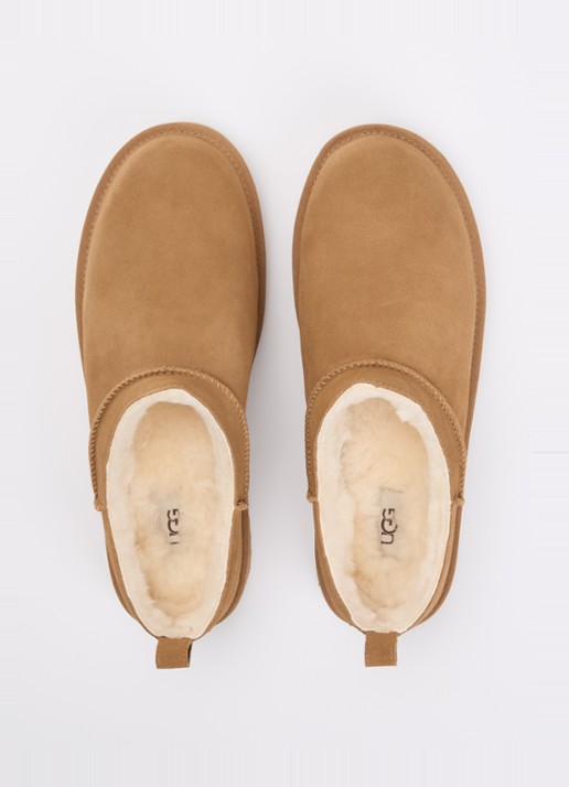 UGG Classic Micro instapper van suède - detail 4 camel
