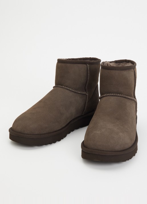 UGG Classic Mini enkellaarsje van suède - detail 2 donkerbruin