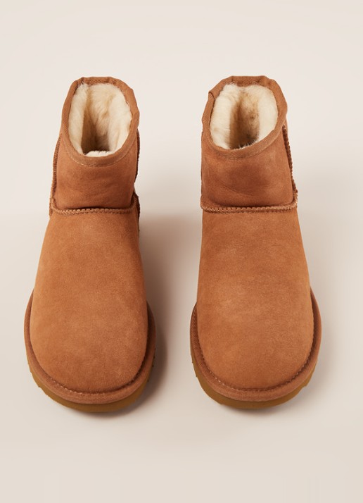 UGG Classic Mini enkellaarsje van suède - detail 2 cognac