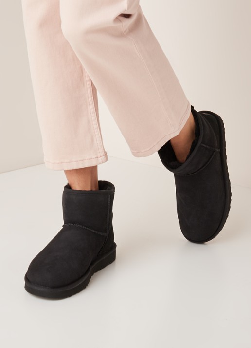 UGG Classic Mini II enkellaarsje van suède - voorkant 5 zwart