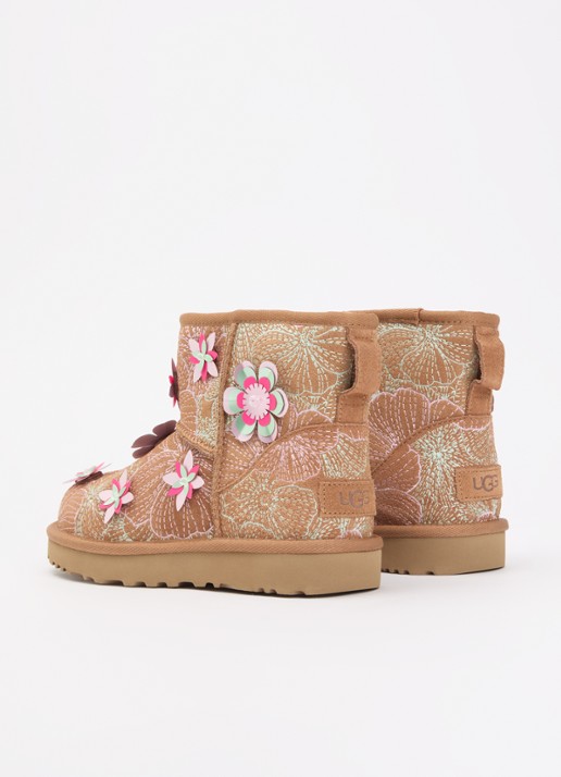 UGG Classic Mini Meadow enkellaarsje van suède met borduring - achterkant camel