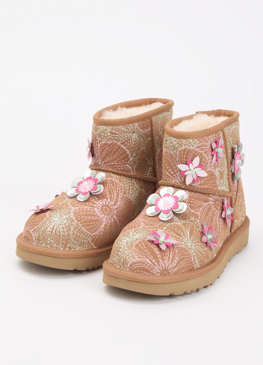 UGG Classic Mini Meadow enkellaarsje van suède met borduring - detail 2 camel