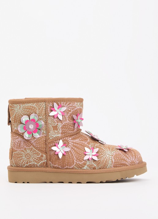 UGG Classic Mini Meadow enkellaarsje van suède met borduring