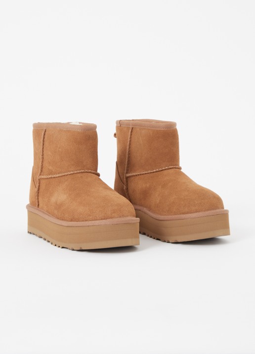 UGG Classic Mini Platform enkellaarsje van suède  - voorkant 2 cognac